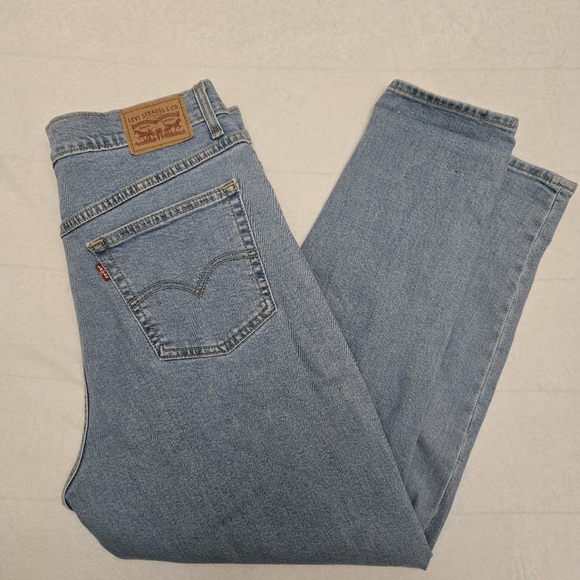 Levi's Mom Jeans - Picture 9 of 10